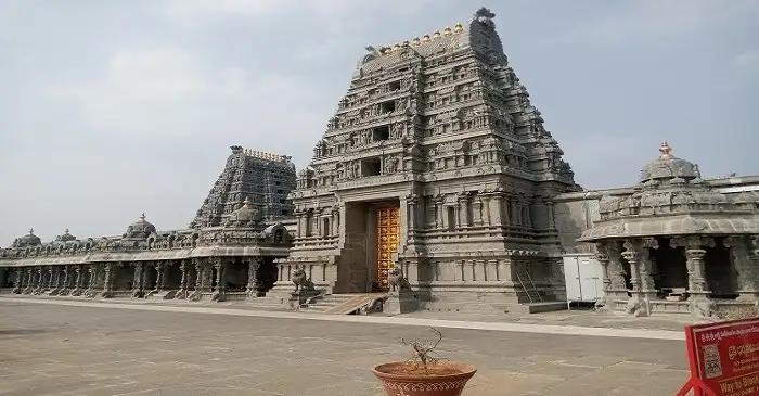 The main entrance of yadadri temple
